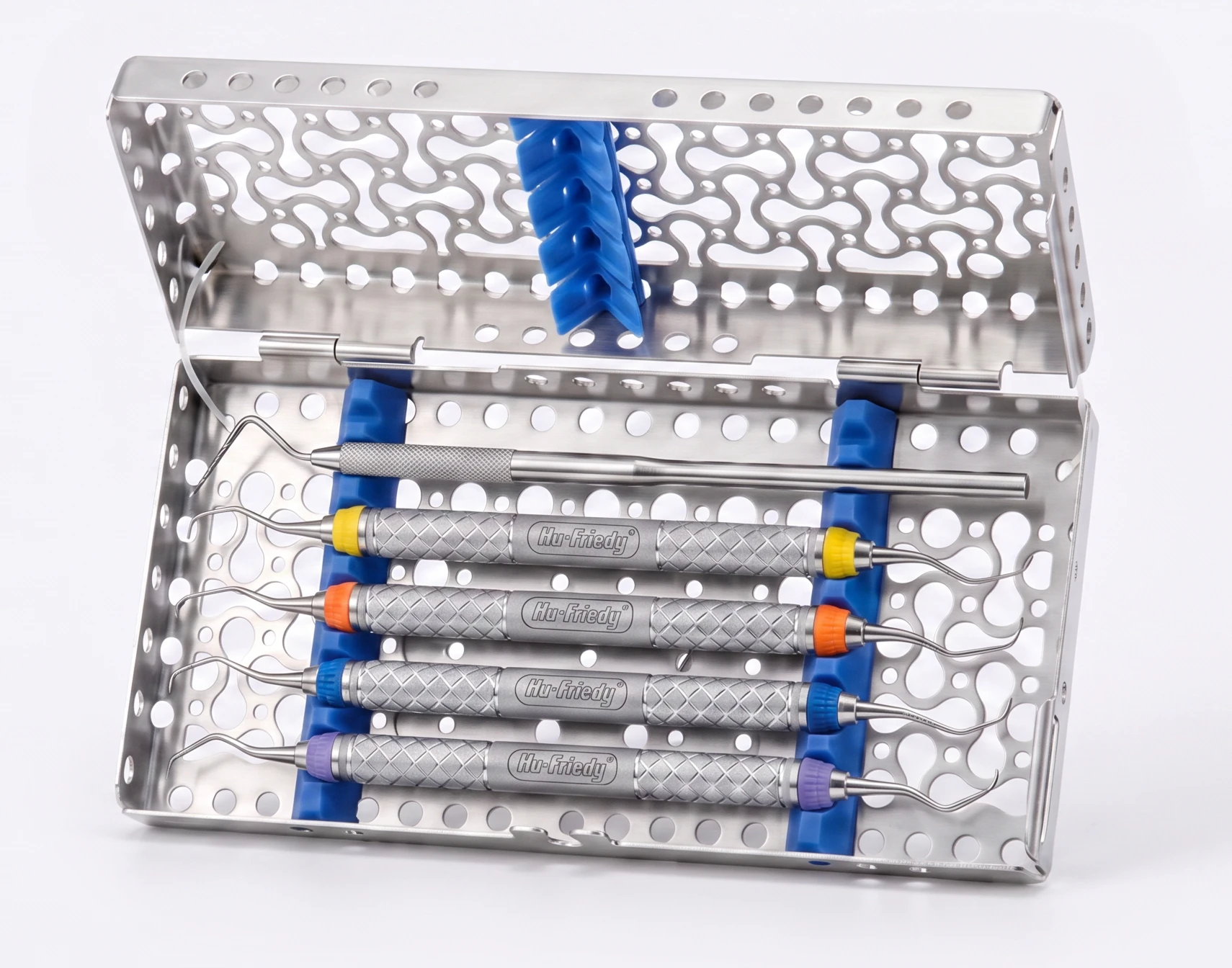 Geöffnete Instrumentenkassette mit ausgewählten Dentalinstrumenten