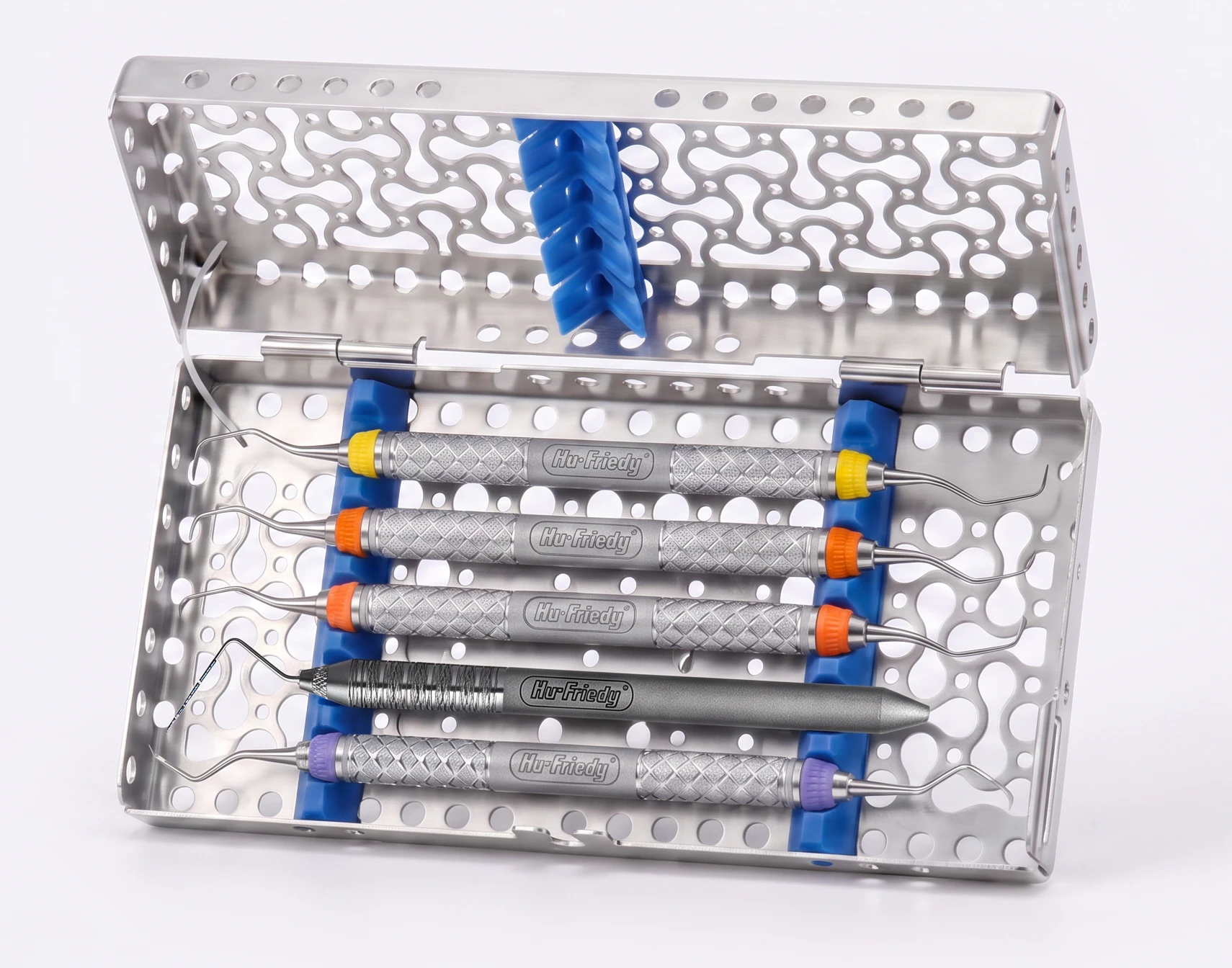 Geöffnete Instrumentenkassette mit ausgewählten Dentalinstrumenten
